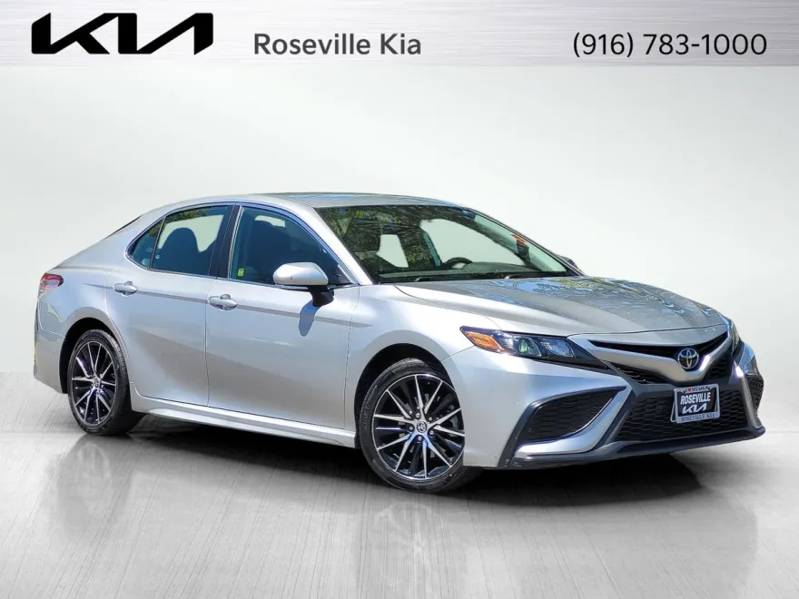 2022 Toyota Camry SE photo 1