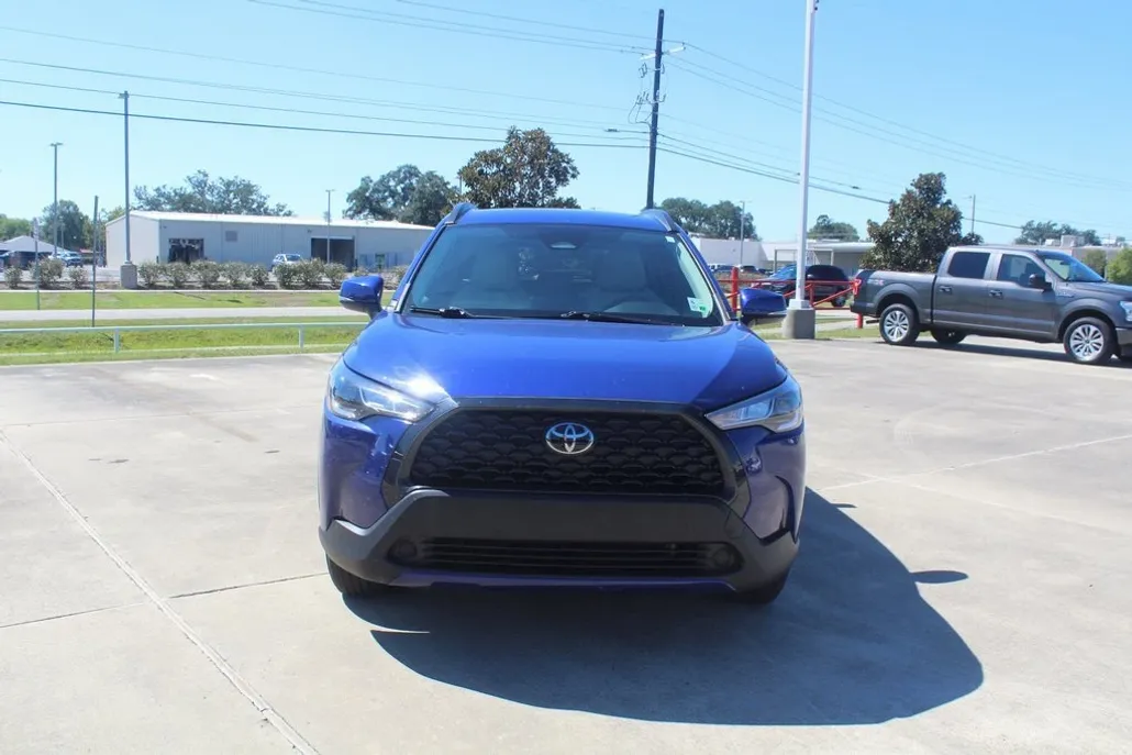 2023 Toyota Corolla Cross LE photo 1