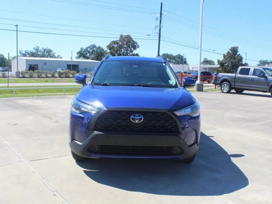 2023 Toyota Corolla Cross LE photo 1