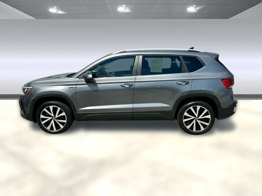 2022 Volkswagen Taos SE photo 1