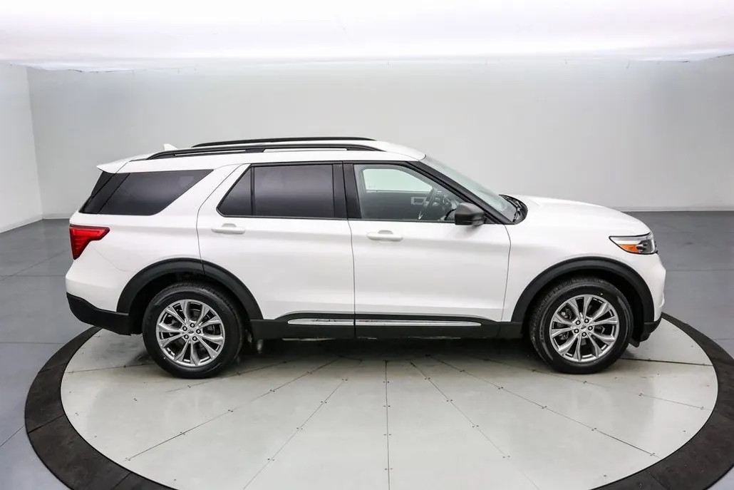 2022 Ford Explorer XLT photo 1
