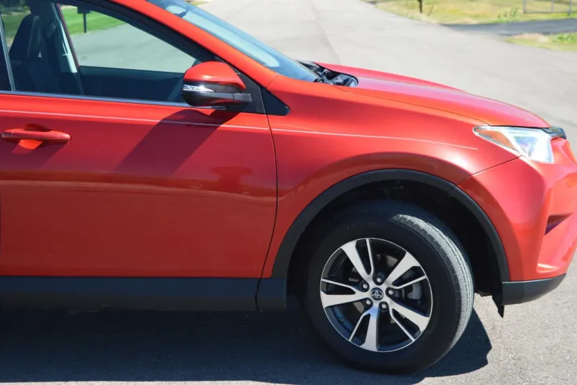 2016 Toyota RAV4 XLE photo 1