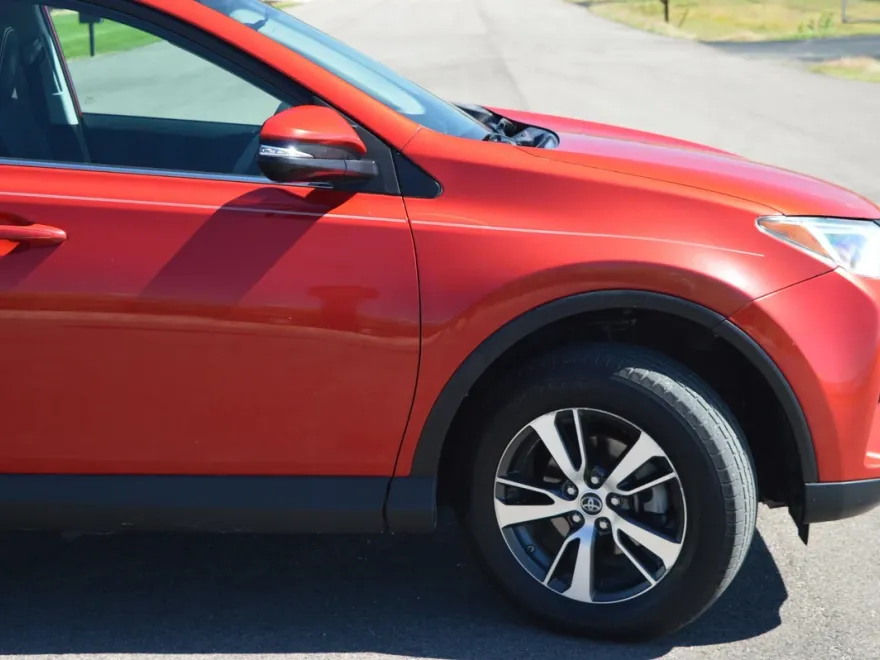 2016 Toyota RAV4 XLE photo 1
