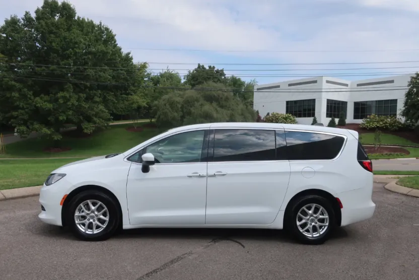 2022 Chrysler Voyager LX photo 1