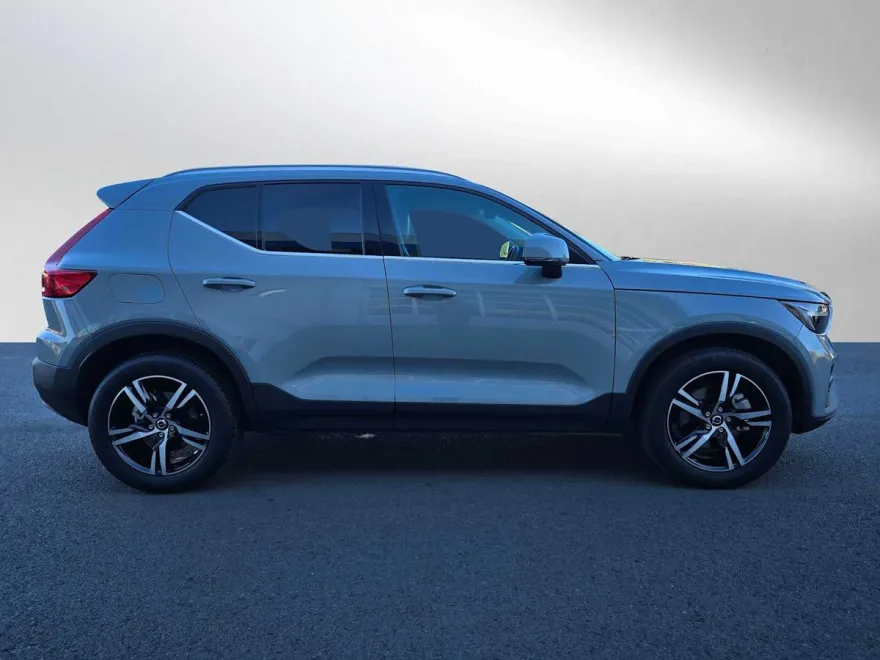 2024 Volvo XC40 Core photo 1