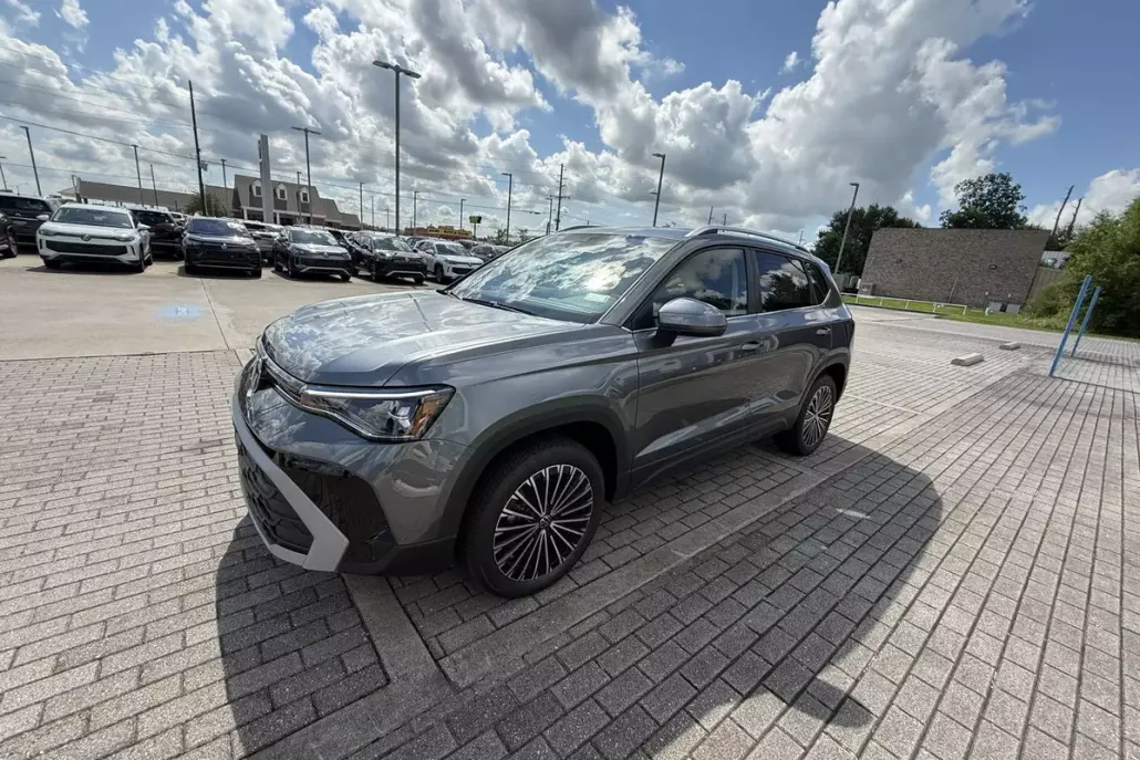 2025 Volkswagen Taos SE photo 1