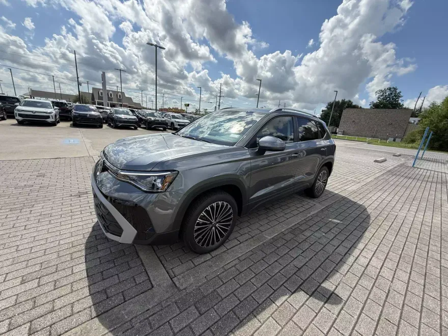2025 Volkswagen Taos SE photo 1