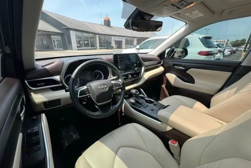 2022 Toyota Highlander XLE photo 1