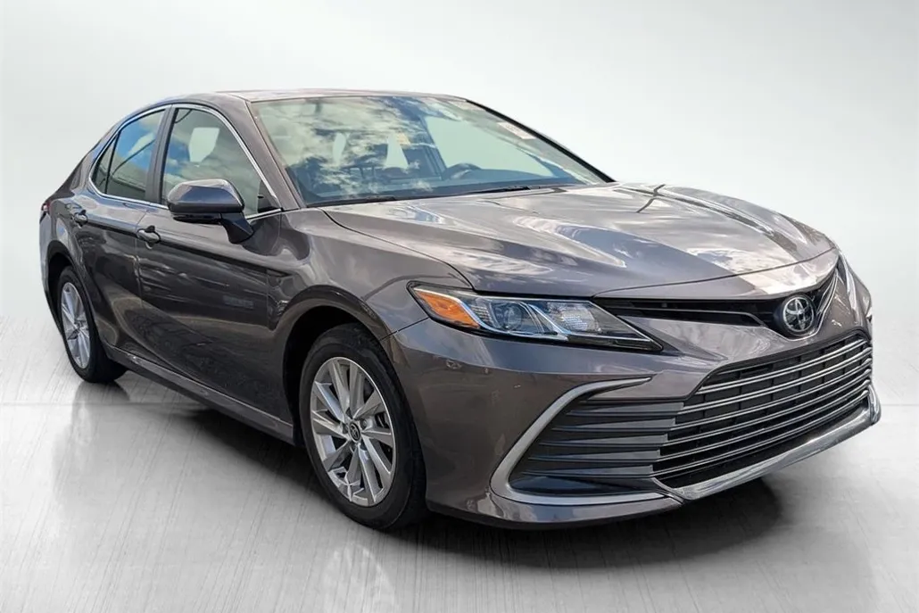 2023 Toyota Camry LE photo 1