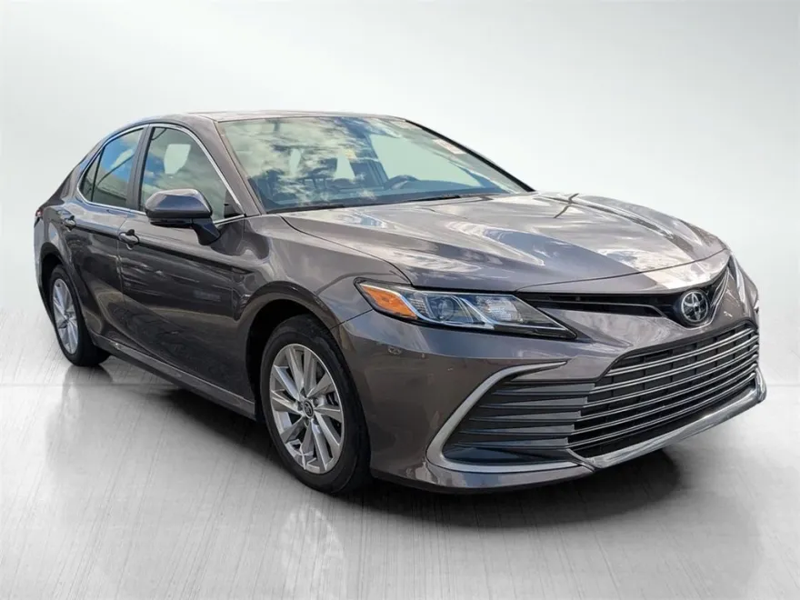 2023 Toyota Camry LE photo 1