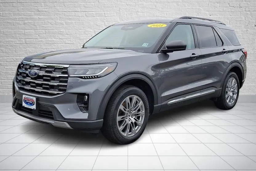 2025 Ford Explorer photo 1