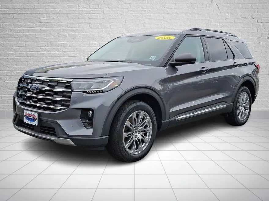 2025 Ford Explorer photo 1