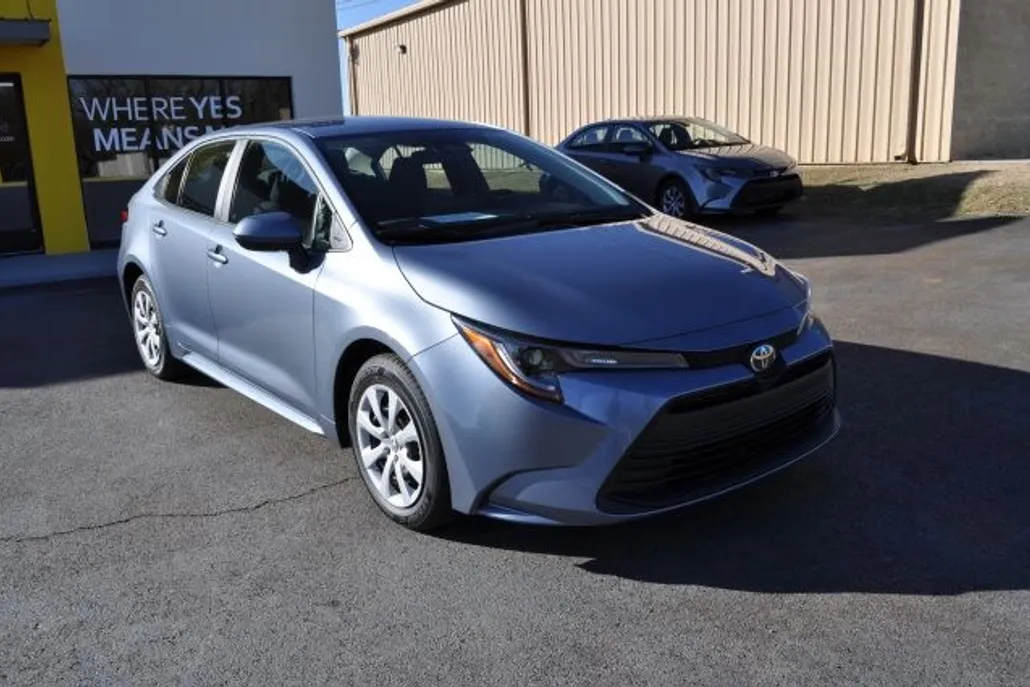 2023 Toyota Corolla LE photo 1