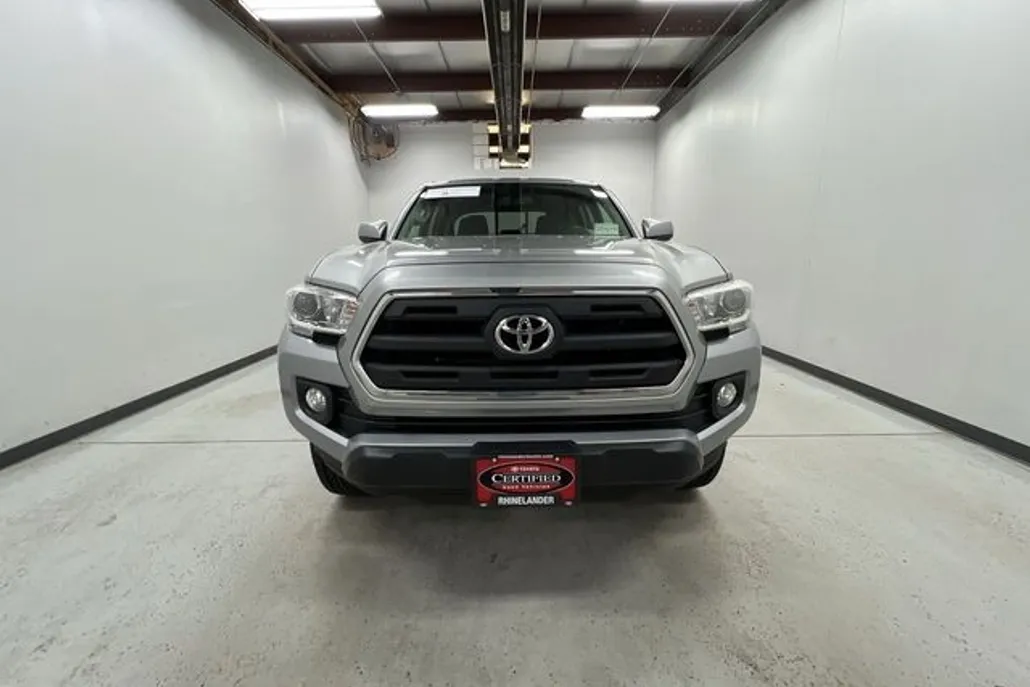 2017 Toyota Tacoma SR5 photo 1