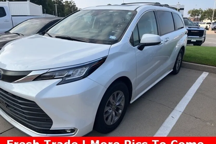 2022 Toyota Sienna XLE photo 1