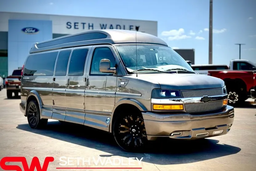 2023 Chevrolet Express 2500 Cargo Van photo 1