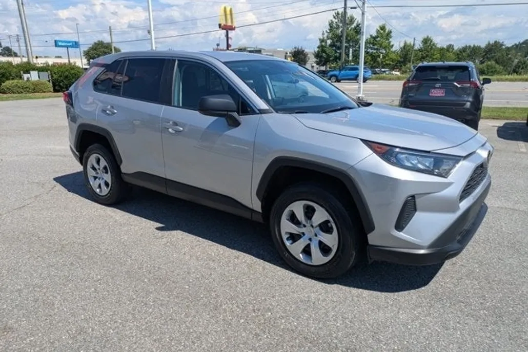2022 Toyota RAV4 LE photo 1