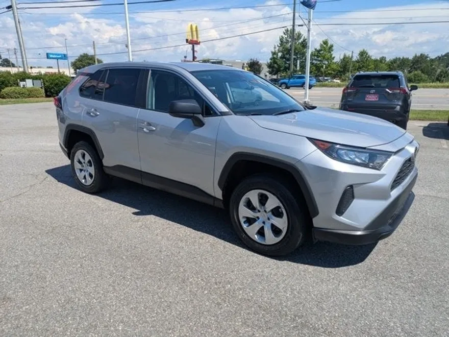 2022 Toyota RAV4 LE photo 1