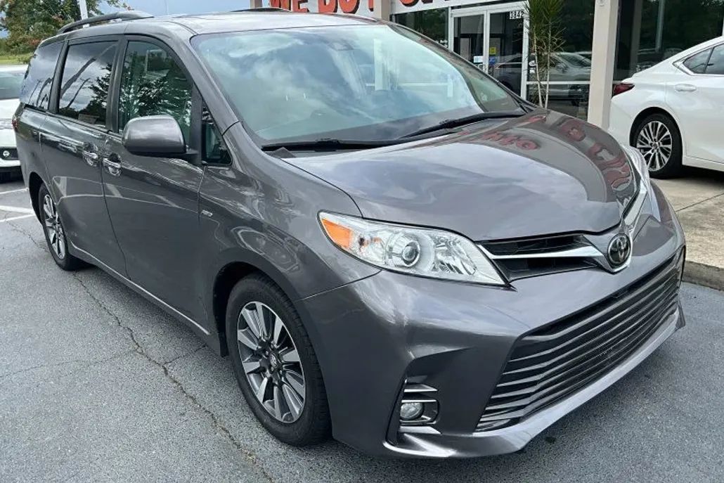 2018 Toyota Sienna XLE photo 1