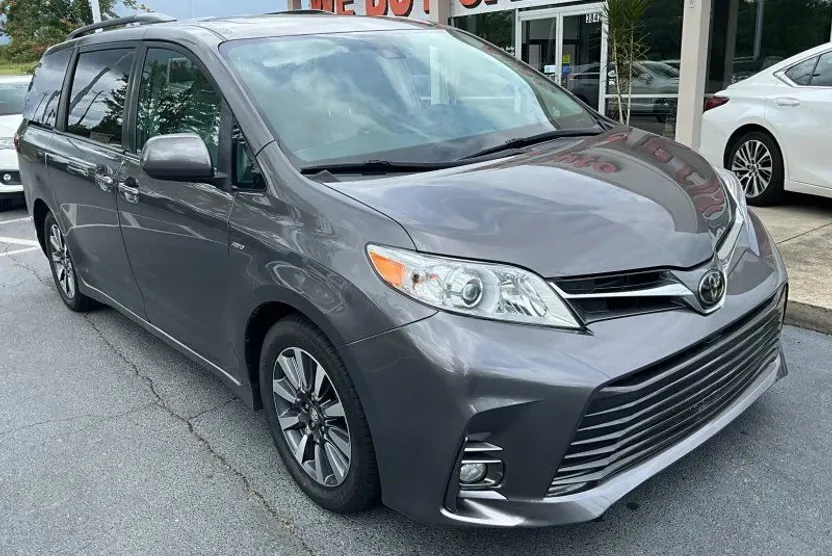 2018 Toyota Sienna XLE photo 1
