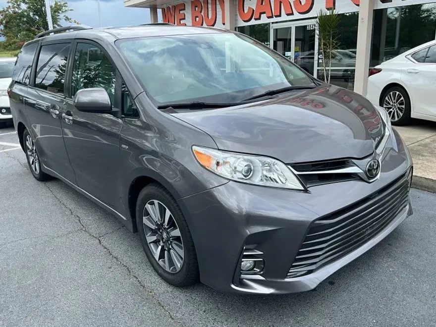 2018 Toyota Sienna XLE photo 1