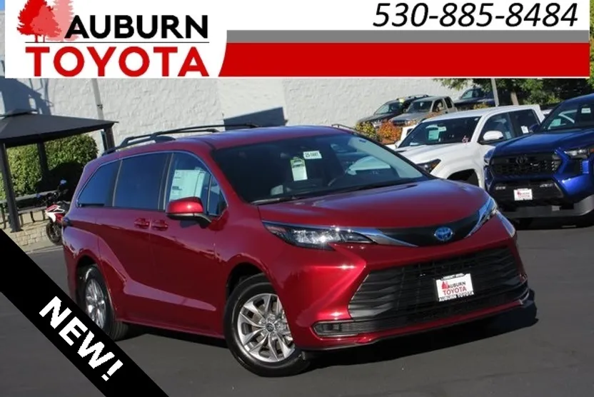 2025 Toyota Sienna LE photo 1