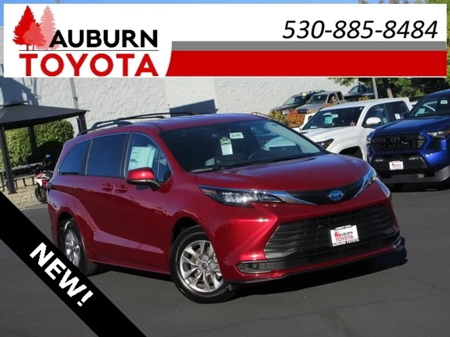 2025 Toyota Sienna LE photo 1