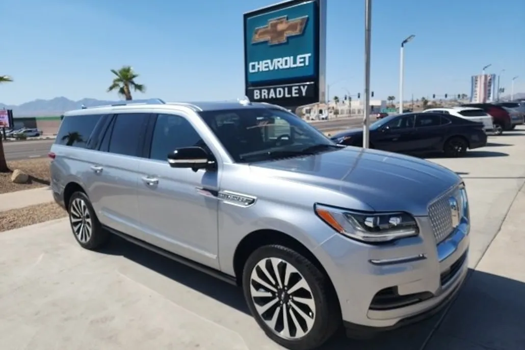 2023 Lincoln Navigator Reserve L photo 1