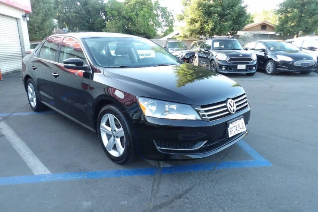 2013 Volkswagen Passat SE photo 1