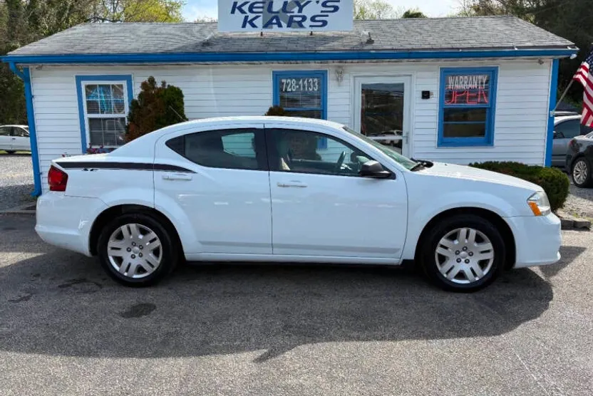 2014 Dodge Avenger SE photo 1