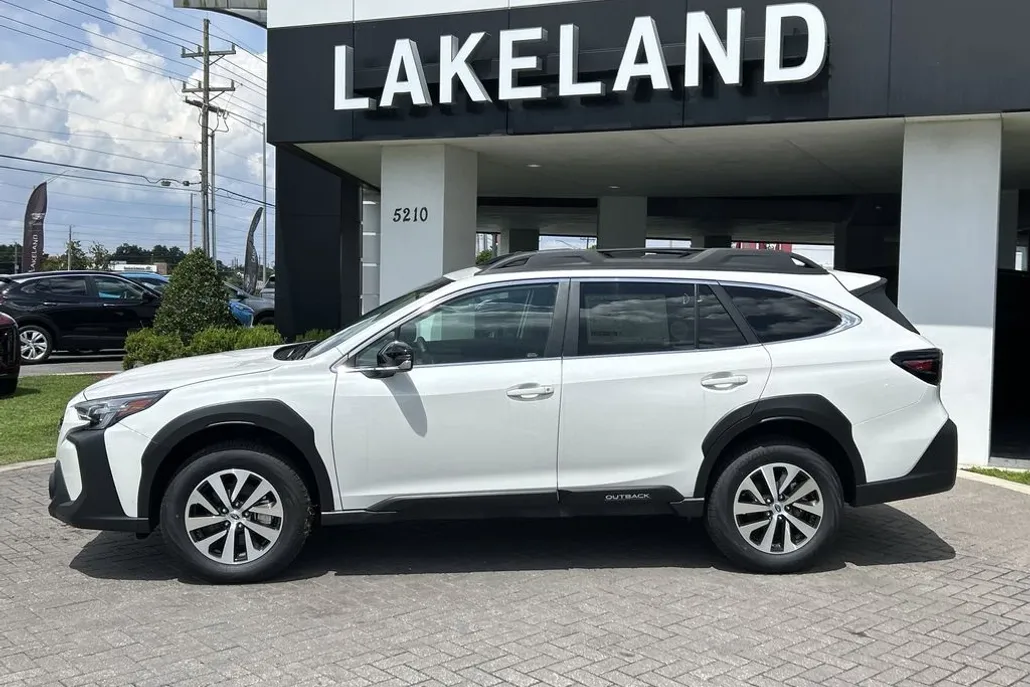 2025 Subaru Outback Premium photo 1