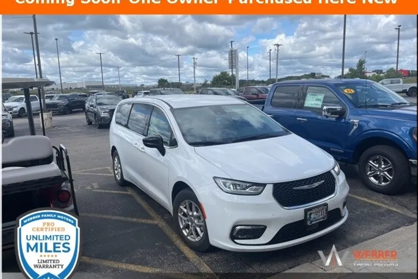 2024 Chrysler Pacifica Touring L photo 1