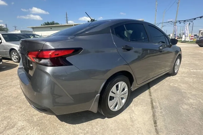 2020 Nissan Versa S photo 1