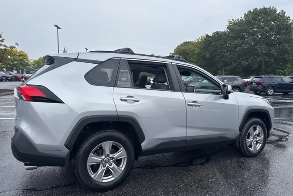 2022 Toyota RAV4 XLE photo 1