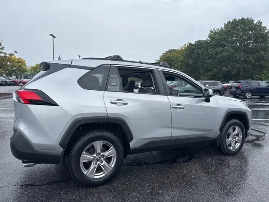2022 Toyota RAV4 XLE photo 1