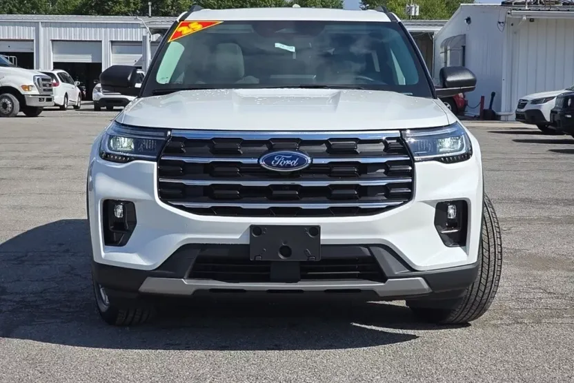 2025 Ford Explorer photo 1
