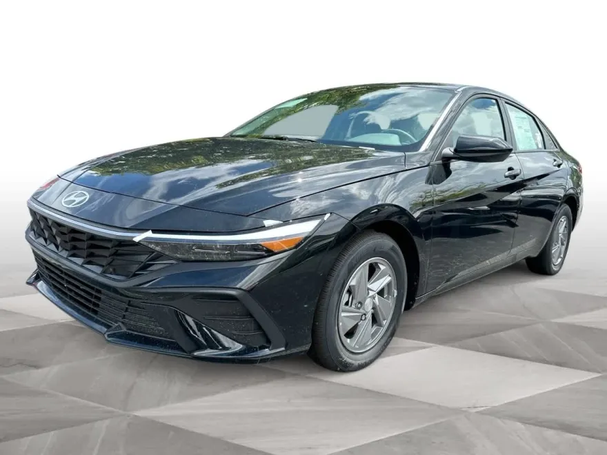 2025 Hyundai Elantra SE photo 1