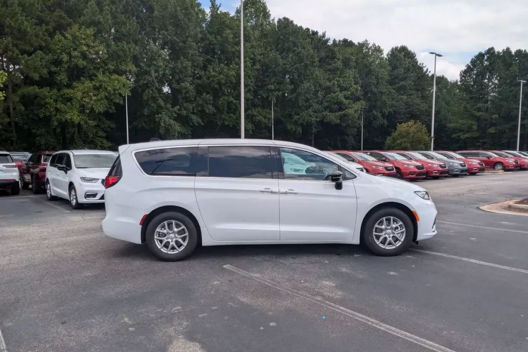 2026 Chrysler Pacifica photo 1