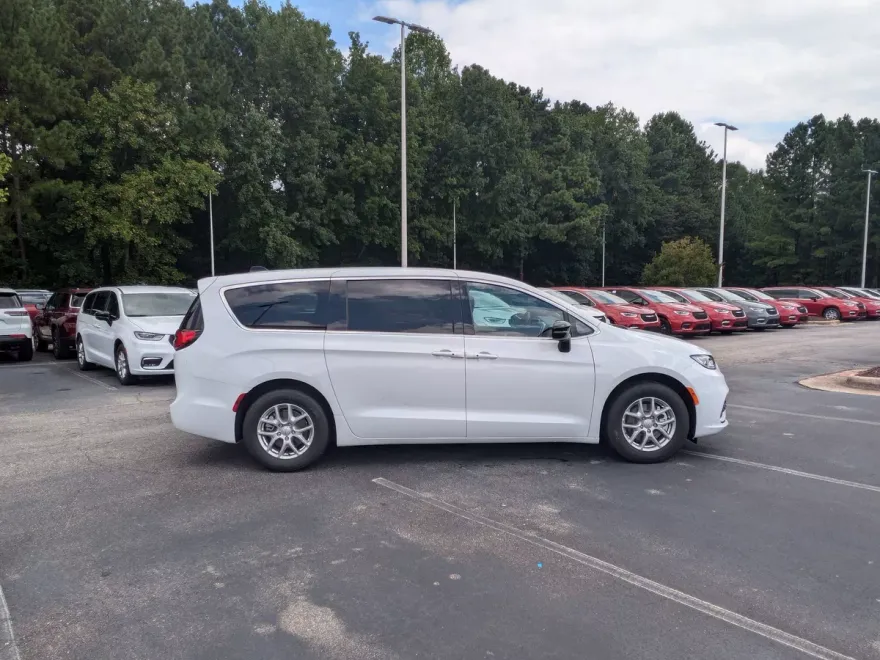 2026 Chrysler Pacifica photo 1