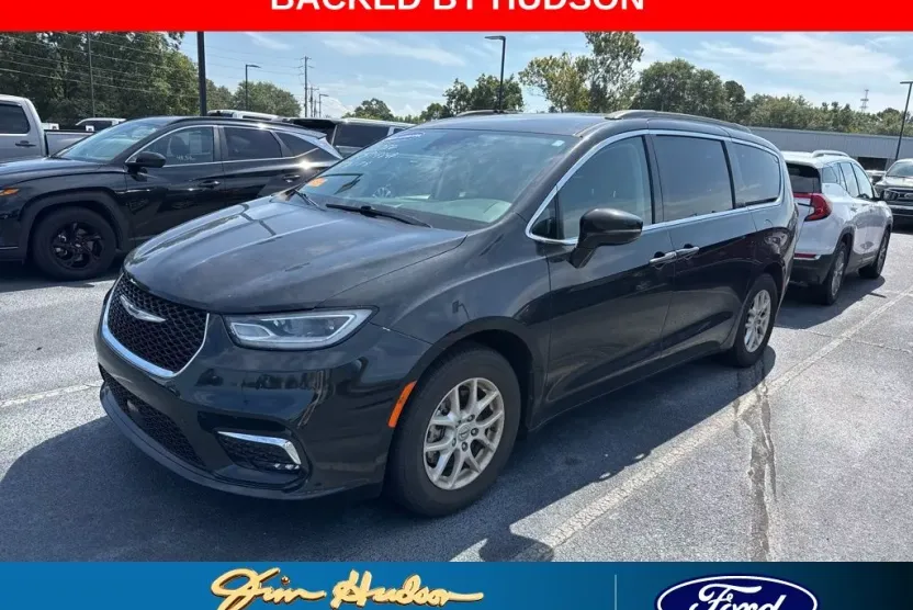 2022 Chrysler Pacifica Touring L photo 1