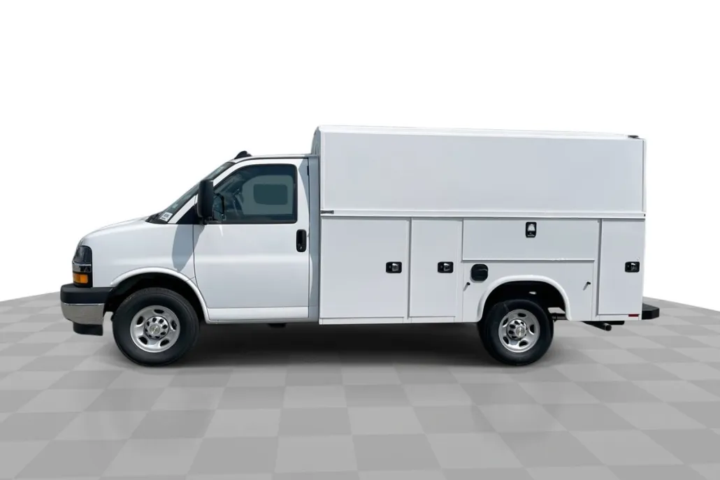 2025 Chevrolet Express Cutaway 3500 photo 1