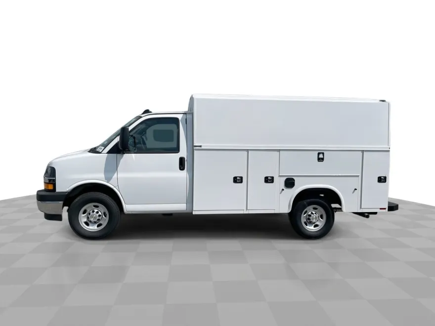 2025 Chevrolet Express Cutaway 3500 photo 1