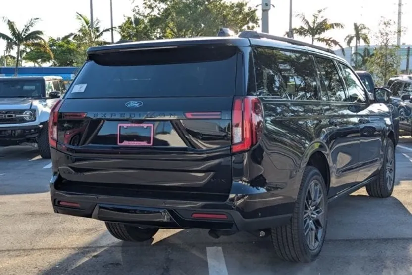 2025 Ford Expedition MAX Platinum photo 1
