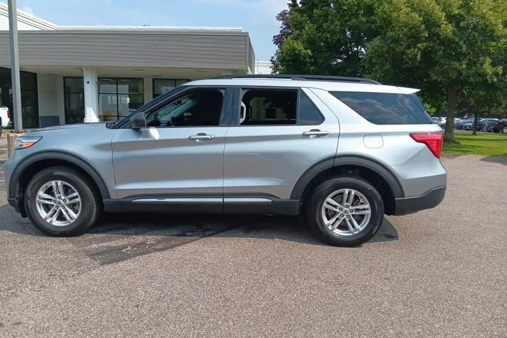2022 Ford Explorer XLT photo 1