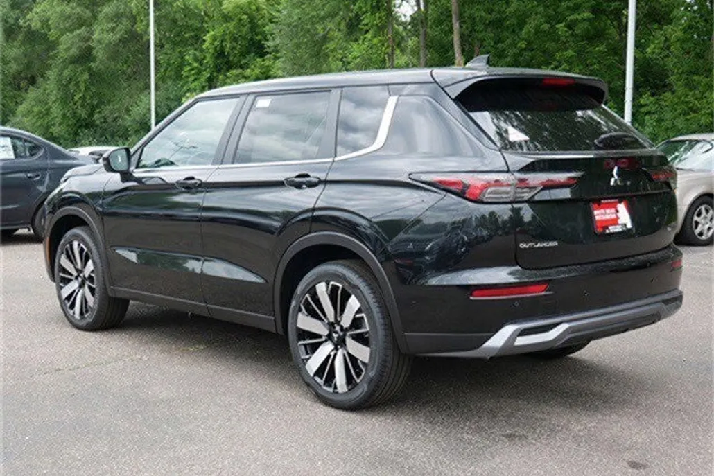 2025 Mitsubishi Outlander SE photo 1