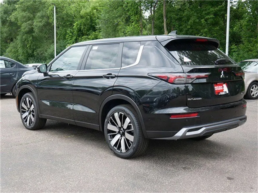 2025 Mitsubishi Outlander SE photo 1
