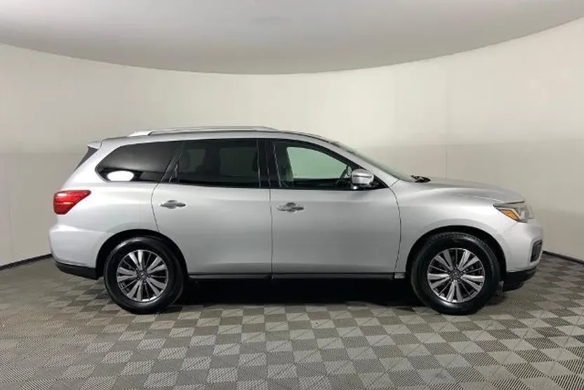2019 Nissan Pathfinder SL photo 1