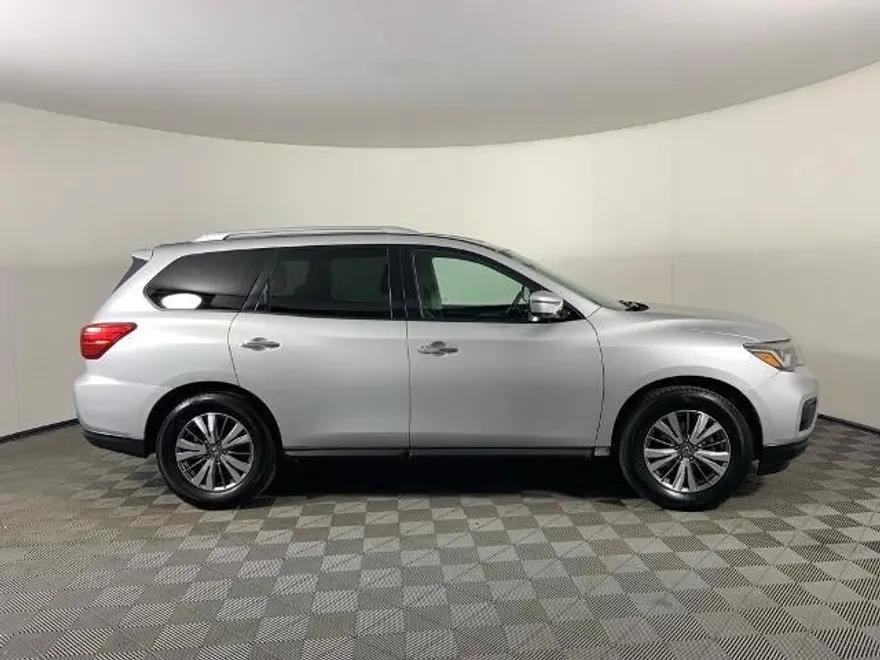 2019 Nissan Pathfinder SL photo 1