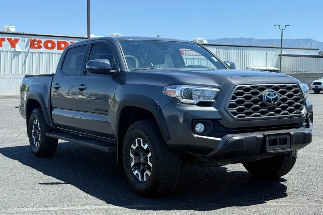 2022 Toyota Tacoma V6 4x4 LE photo 1