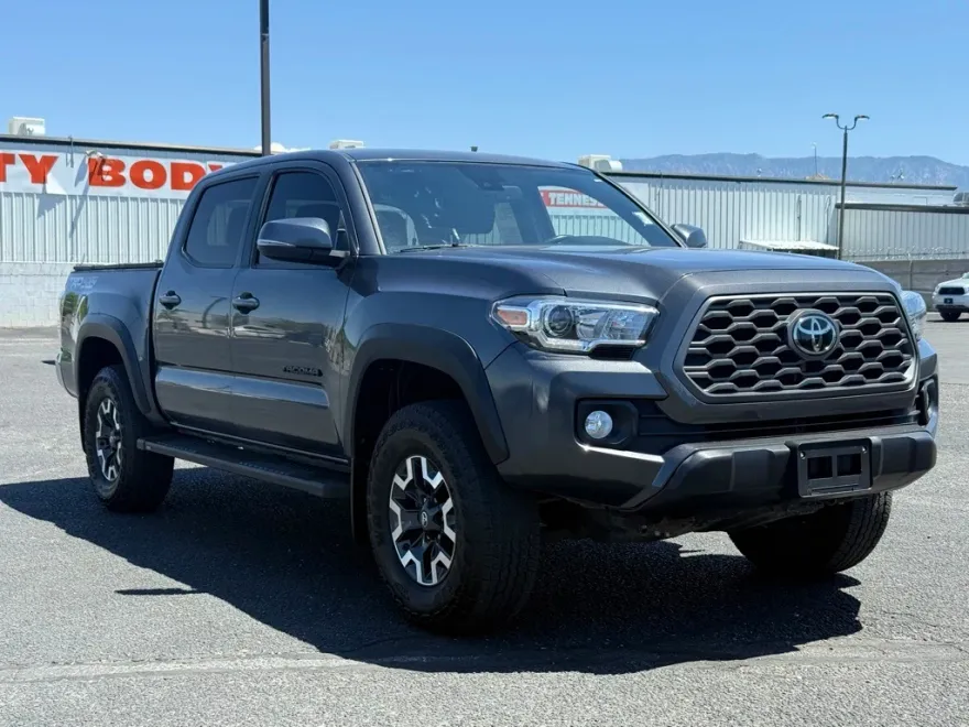 2022 Toyota Tacoma V6 4x4 LE photo 1